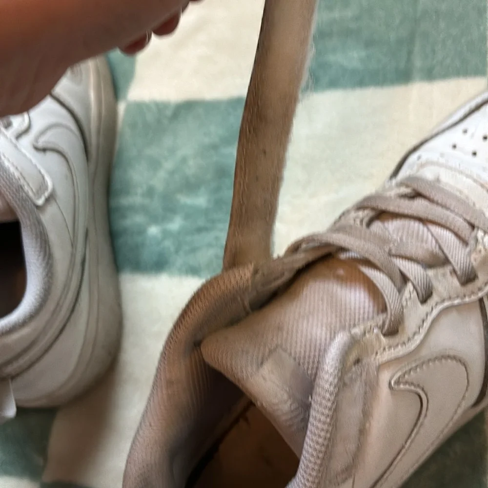 White youth Nike shoes. - Picture 4 of 11